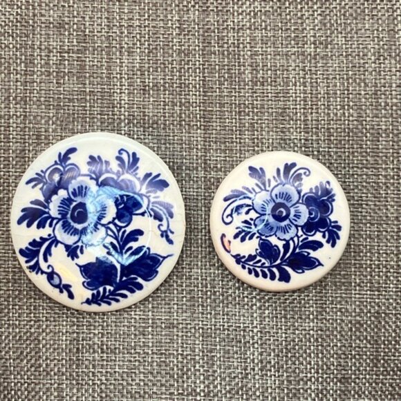 Vintage Delft Holland Brooch Set 1.5 & 1.25 In Floral Blue White Ceramic Signed - Picture 2 of 8